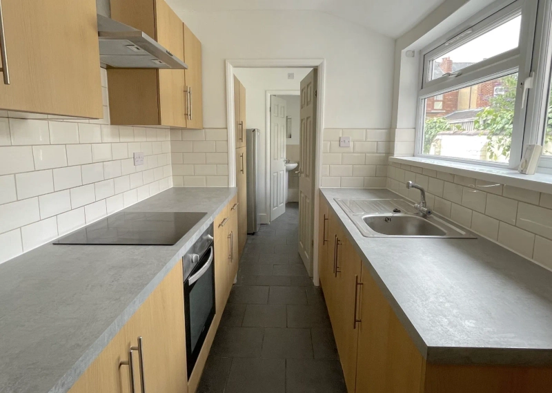 Bills Inclusive - 5 Bedroom House - Thumbnail 6